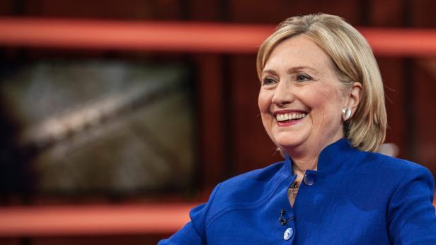 Hillary Clinton lächelt in einem blauen Blazer.