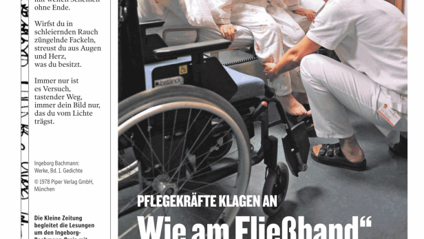 Eine Pflegekraft hilft einer älteren Dame in einem Rollstuhl.