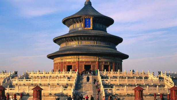 Der Himmelstempel in Peking, ein dreistöckiges Gebäude mit blauen Ziegeln und kunstvollen Verzierungen.