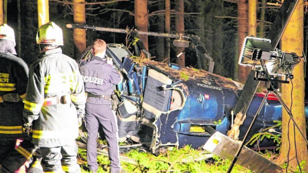 Der Helikopter stürzte in ein unwegsames Waldstück bei Kirchham (OÖ)