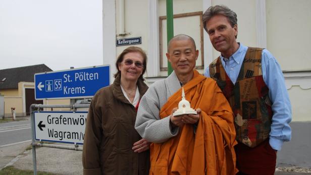 Mitglieder der Stupa Stiftung: Elisabeth Lindmayer, Mönch Sunim und Unterstützer Bimashofer