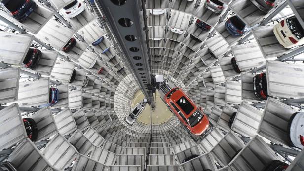 Ein automatisches Parksystem mit mehreren Autos in einem zylindrischen Turm.