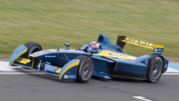Ein blau-gelber Formel-Renault-Rennwagen auf einer Rennstrecke.