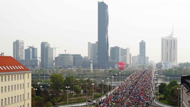 Beeindruckendes Bild: 9064 Marathonläufer überqueren beim Vienna City Marathon die Reichsbrücke. 2015 findet die Veranstaltung zum 32. Mal statt.