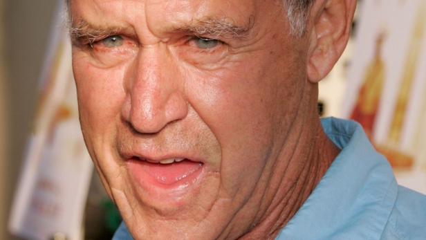 Nahaufnahme von Mel Gibson mit hochgezogenen Augenbrauen und geöffnetem Mund.