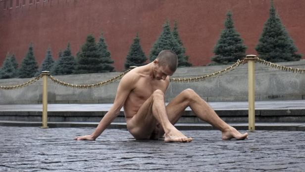 Roter Platz: Künstler nagelte seine Hoden fest