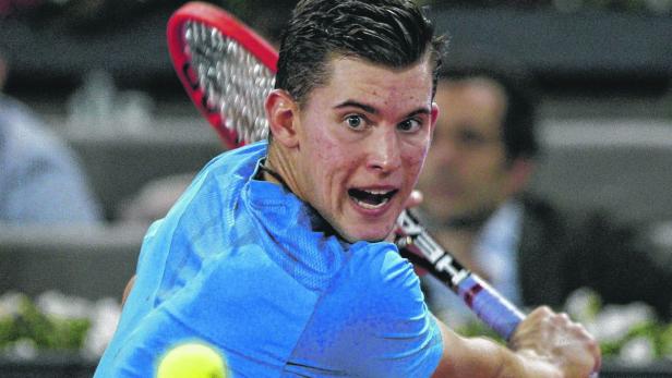 Dominic Thiem schlägt einen Tennisball während eines Matches.