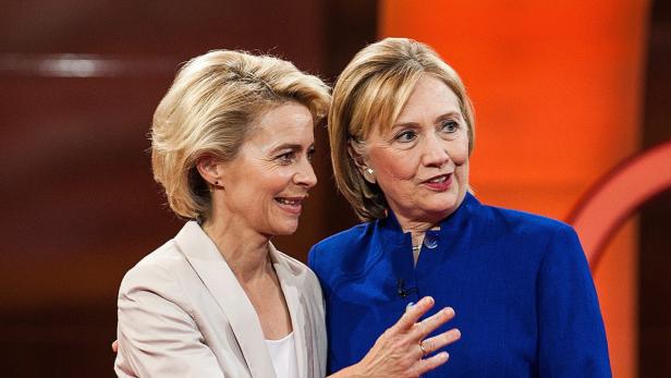 Zornige Minister: Ursula von der Leyen (mit Ex-US-Außenamtschefin Hillary Clinton)