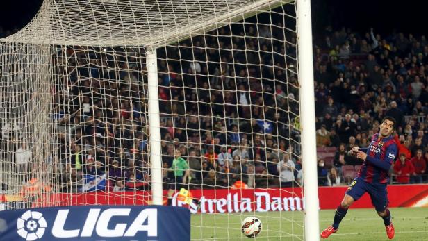 Luis Suárez erzielt ein Tor für Barcelona in einem Fußballspiel.