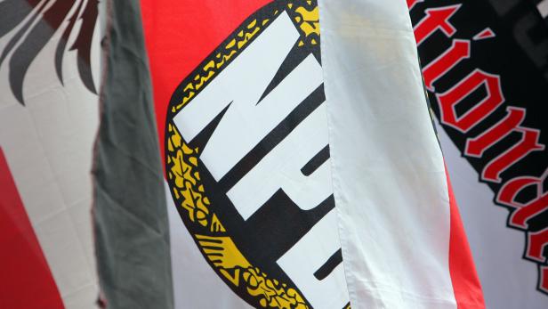 Fahne mit NPD Logo