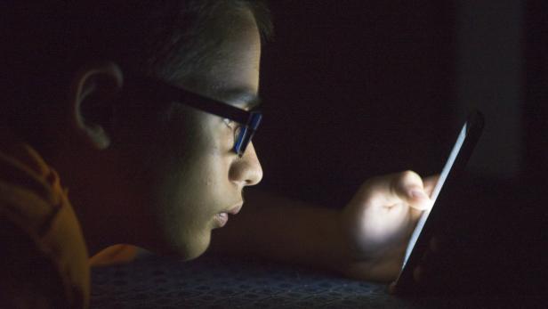Jugendliche nutzen oft auch nachts das Internet am Smartphone.