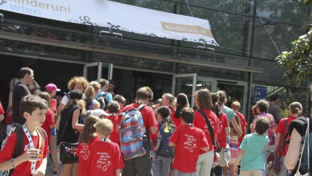 Eine Gruppe Kinder vor dem Eingang der Kinderuni Wien.