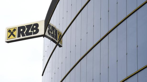 Das Logo der Raiffeisen Zentralbank (RZB) an einem modernen Bürogebäude.