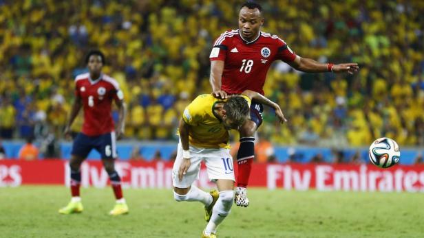 Viel diskutiert: Zuniga foulte Neymar, der sich dabei einen Wirbelbruch zuzog.