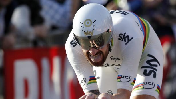Ein Radrennfahrer des Teams Sky während eines Rennens.