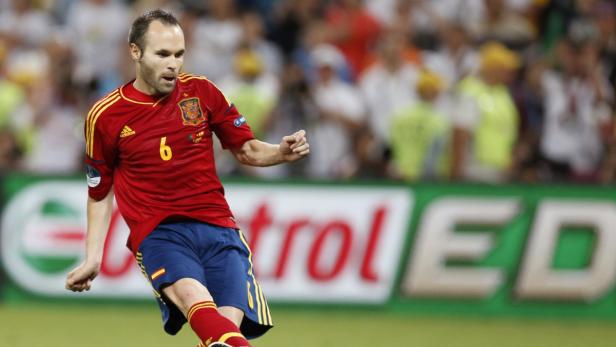 Andrés Iniesta im spanischen Nationaltrikot während eines Fußballspiels.
