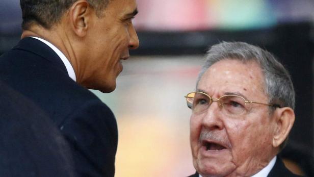 Kurze Begegnung: Beim Begräbnis von Nelson Mandela treffen Obama und Castro unerwartet aufeinander.