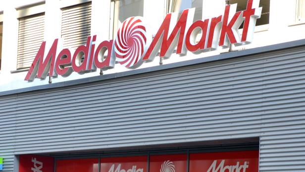 Das rote MediaMarkt-Logo an der Fassade eines Geschäfts.