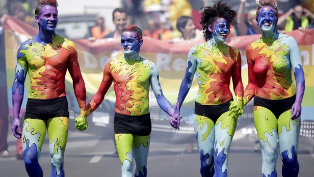 Zum ersten Mal ging die Wiener Regenbogenparade 1996 über die Bühne und ist seither ein bedeutendes Symbol für eine Kultur der Solidarität, Akzeptanz und Gleichberechtigung.