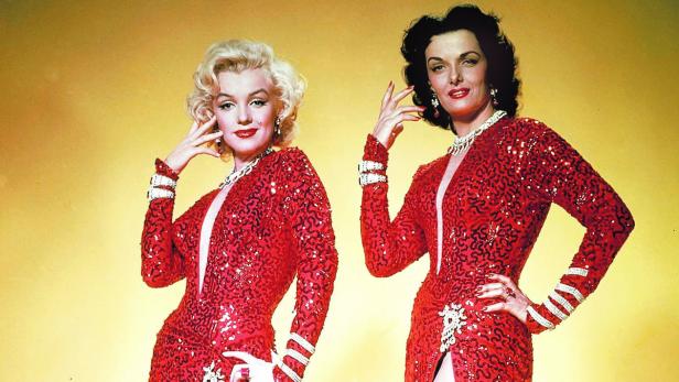 Marilyn Monroe (li.) und Jane Russell – hier beide als Traum in Rot – auf Millionärsfang in „Blondinen bevorzugt“