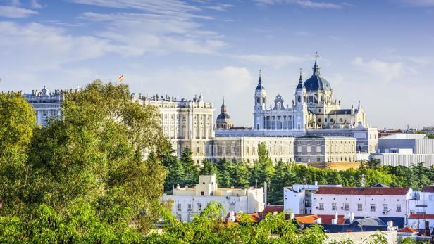 Blick auf den Königlichen Palast und die Almudena-Kathedrale in Madrid.