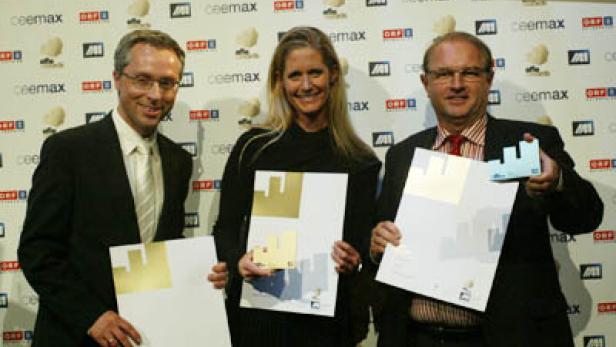 Drei Personen posieren mit Auszeichnungen bei der Effie Gala 2010.