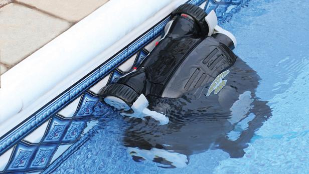 Ein automatischer Poolreiniger steht teilweise im Wasser eines Schwimmbeckens.