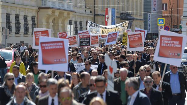 Gegen Wien, aber auch die Tiroler Landespolitik sind Hoteliers aus Salzburg, Vorarlberg und Tirol aufmarschiert. Die Polizei zählte 2000 Teilnehmer.