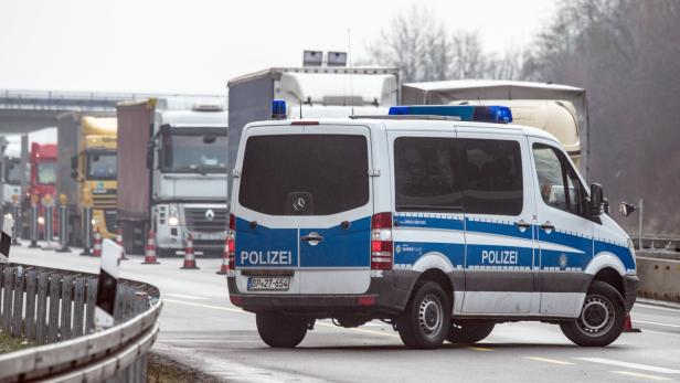 Kontrollstelle an der Autobahn A 3 kurz hinter der deutsch-österreichischen Grenze