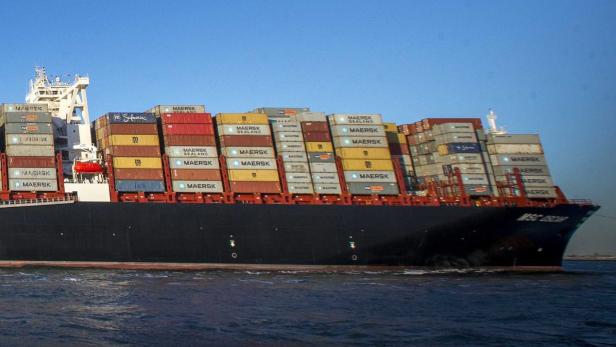 Ein großes Containerschiff, die MSC Oscar, ist mit vielen Containern beladen.