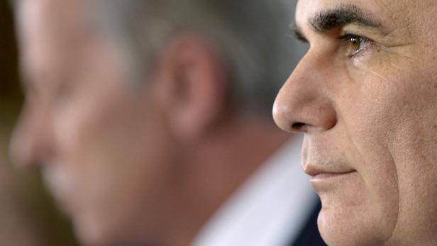 Nahaufnahme vom Gesicht eines Mannes im Profil.