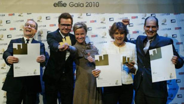 Eine Gruppe von Menschen posiert bei der Effie Gala 2010 mit ihren Preisen.