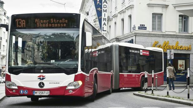 Die Buslinie 13A wird ab sofort mit 18 Meter langen Gelenkbussen befahren.