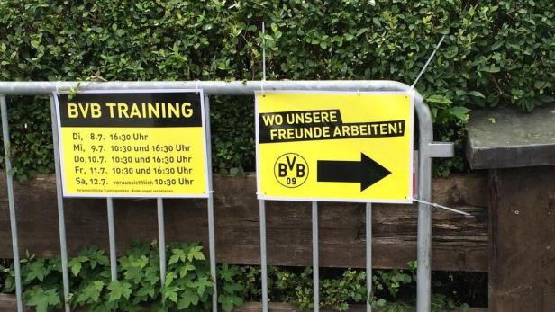 Zwei Schilder weisen auf die Trainingszeiten des BVB und den Weg zu den Arbeitsplätzen der Vereinsmitglieder hin.