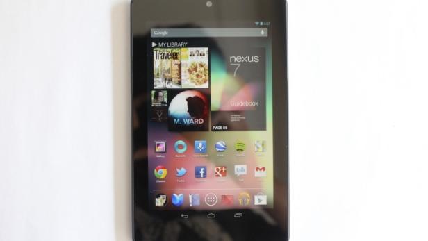 Ein Nexus 7 Tablet zeigt den Startbildschirm mit verschiedenen Apps.