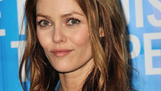 Nahaufnahme von Vanessa Paradis mit braunem, gewelltem Haar.