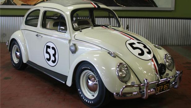Ein cremefarbener VW Käfer „Herbie“ mit der Nummer 53.