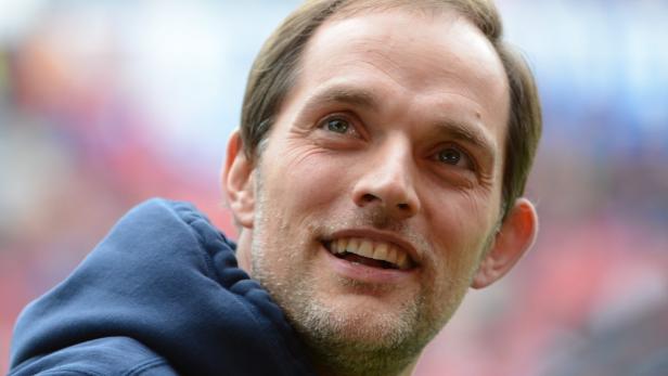 Thomas Tuchel lächelt und blickt nach oben.