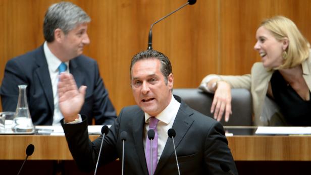 Entspannte Gesichter auf der Regierungsbank, Strache tobt einmal mehr: Die Bayern hätten Österreich bei der Hypo über den Tisch gezogen