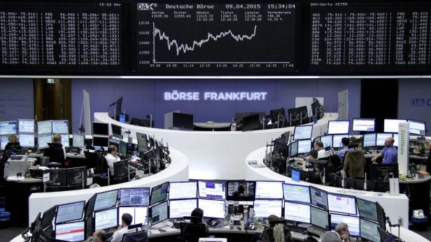 Blick in den Handelssaal der Frankfurter Börse mit zahlreichen Mitarbeitern vor Bildschirmen.