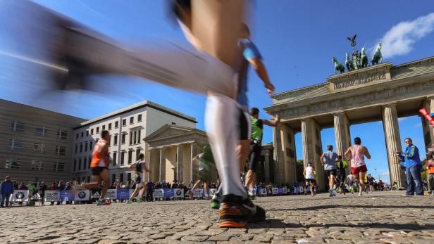 Sie haben&#039;s schon fast geschafft. Das Brandenburger-Tor passierten die Läufer zwischen Kilometer 41 und 42.