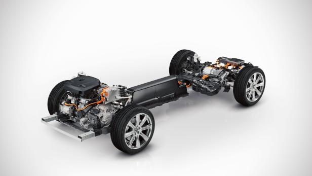 Das Fahrgestell eines Autos mit Motor, Batterie und Rädern ist auf einem weißen Hintergrund zu sehen.
