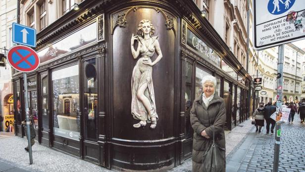 Frauenrelief  auf der Holzfassade an der Ecke  des  „Caffè per lei“, früher ein Juweliergeschäft,  in der Karlsgasse in der Altstadt.