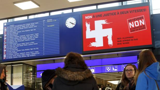 Ein Schweizer Kreuz, das sich in ein Hakenkreuz verwandelt: Mit Sujets wie diesem gewann das Nein-Lager
