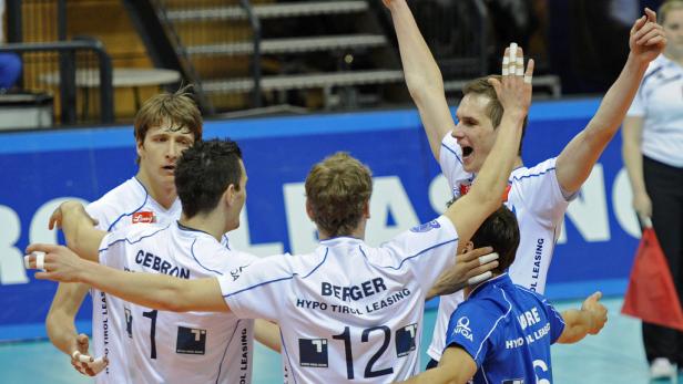 Volleyballspieler von Hypo Tirol Leasing feiern einen Sieg.
