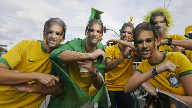 Wer dachte, Neymar wäre nicht dabei, der irrte. Tausende Fans trugen schon im Vorfeld das Konterfei ihres Lieblings auf dem Kopf und ließen ihren Star hochleben. 120.000 solcher Masken wurden produziert.