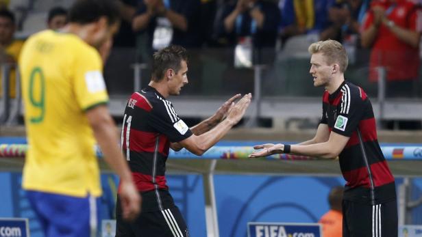 Nach 58 Minuten wechselte Löw den WM-Rektordtorschützen Miroslav Klose aus. Statt ihm durfte André Schürrle an diesem geschichtsträchtigen Spiel mitwirken.