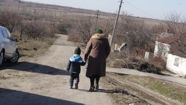 Bewohner des kleinen Dorfes Gnutowe im Südosten der Ukraine müssen täglich mit den Granaten leben. Manche schlagen im Dorf ein