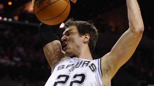 Ein Basketballspieler der San Antonio Spurs beim Dunking.