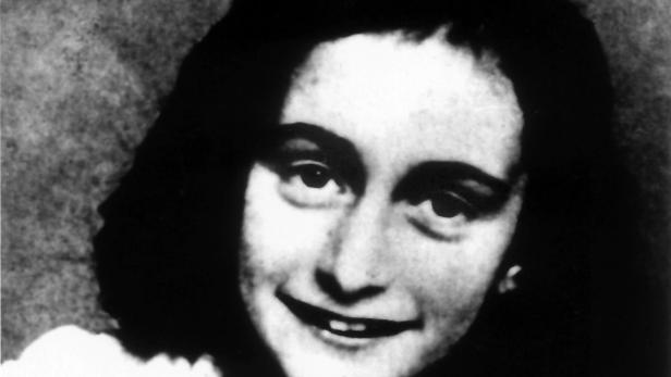 Das jüdische Mädchen Anne Frank wurde durch ihre Tagebuchaufzeichnungen im Versteck ihrer Familie in Amsterdam während des Zweiten Weltkriegs bekannt.